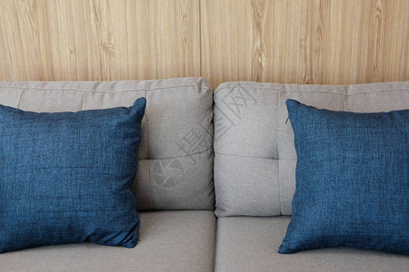 客厅沙发家具上的蓝色织物枕头图片