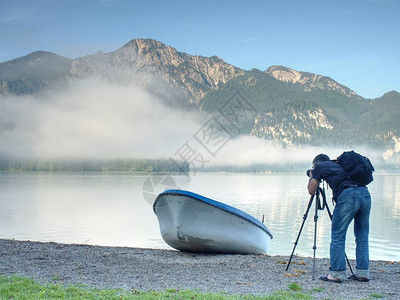 照片旅行者正在拍摄湖景的记忆照片图片
