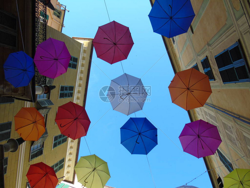 城市上布满美丽的彩色雨伞图片