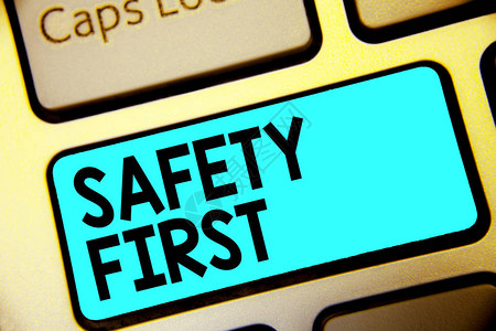 写笔记显示安全第一商务照片展示避免任何不必要的风险安全生活小心键盘蓝键意图计算机图片