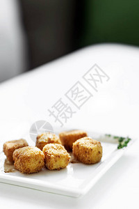 白盘上简单素食餐菜边碟子的薯条马铃薯广场croq背景图片