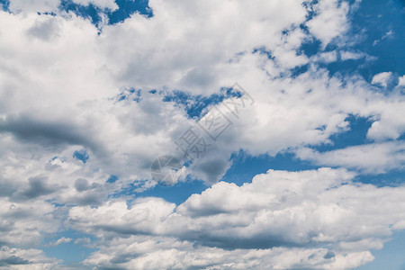 夏日大蓝天中高的白色蓬松云朵背景图片