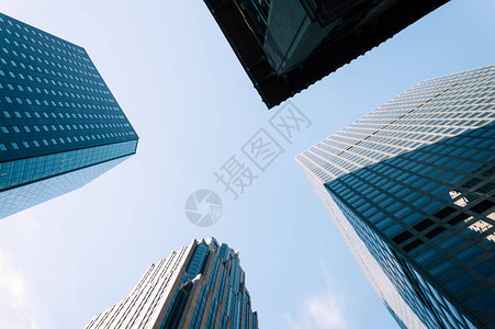 纽约市摩天大楼与蓝天的低角度视图有复制图片