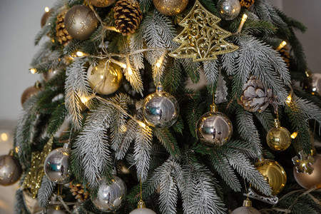 用各种礼物装饰圣诞树圣诞节和新年庆祝活动节日圣诞节场景圣诞树图片
