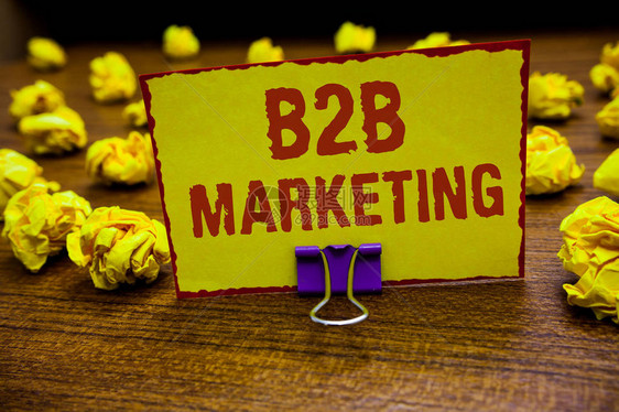 文字书写文本B2B营销公司的商业概念供应链合并导致转售夹持有黄色纸条皱巴的纸图片