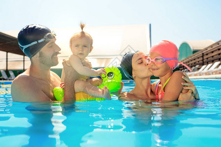 幸福的家庭在游泳池边玩乐游泳池休闲游泳夏季健康图片