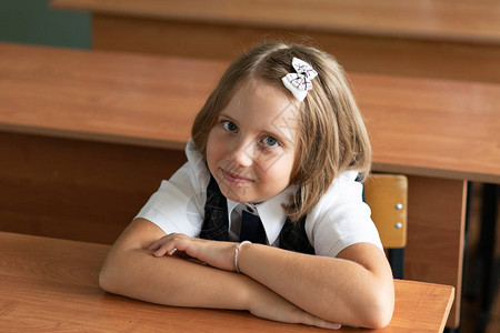 岁的女孩坐在课桌旁图片