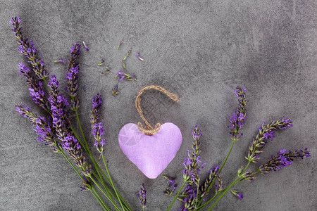 含芳香疗法心形枕头的紫色花图片