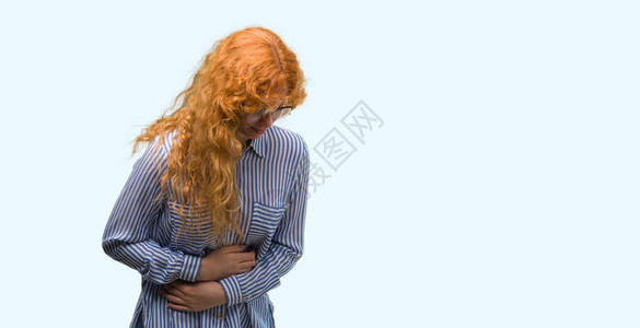 年轻的红发女招待因为恶心和痛苦的疾病感到不舒服而胃疼图片