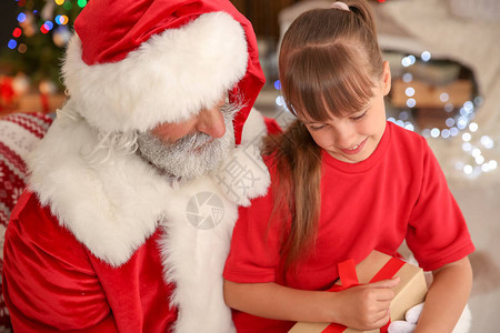 小孩和圣诞老人家里有圣诞礼图片