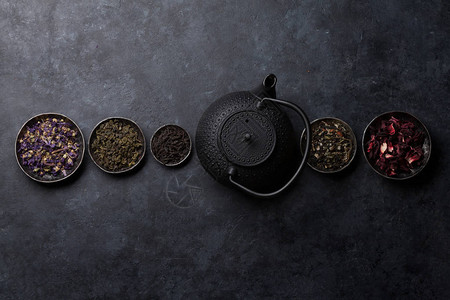 各种干茶类和茶壶黑茶绿茶和草药茶图片