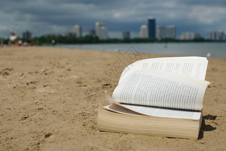 往事随风在海滩上随风飘扬的书页背景
