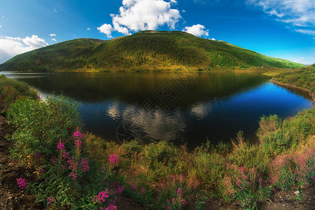 西伯利亚阿尔泰山的湖图片