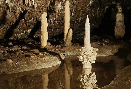 SloupSosuvka石灰岩洞穴中的烛台石笋摩拉维亚喀斯特地区的洞穴斯洛普镇背景图片