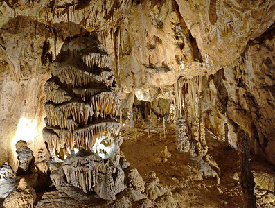 石灰岩洞穴中的钟乳石单元石灰岩洞穴中的钟乳石摩拉维亚喀斯特地区的SloupSosuvka洞穴斯洛普镇背景图片