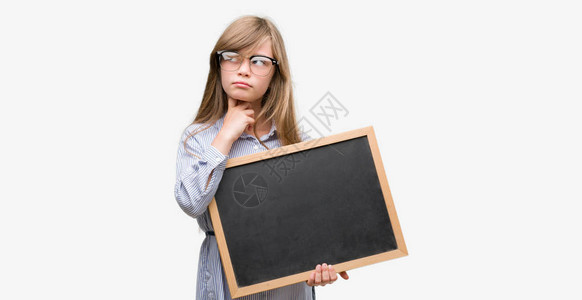年轻金发女孩拿着黑板严肃的面子思考问题图片