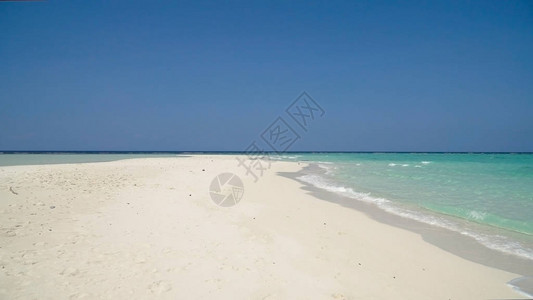 热带海滩与白色沙滩与热带岛屿上的海滨别墅图片