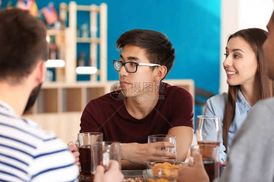 一群朋友在酒吧喝啤酒图片