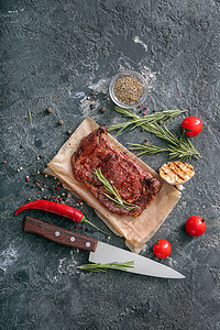 美味的烤肉配蔬菜香料和香草在垃圾桌上图片