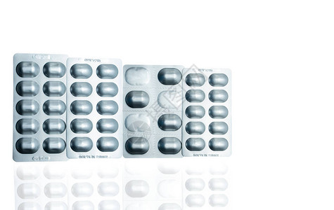 银色铝箔泡罩包装隔离在白色背景上医药包装行业药房产品抗生素耐药采用现代包装的背景
