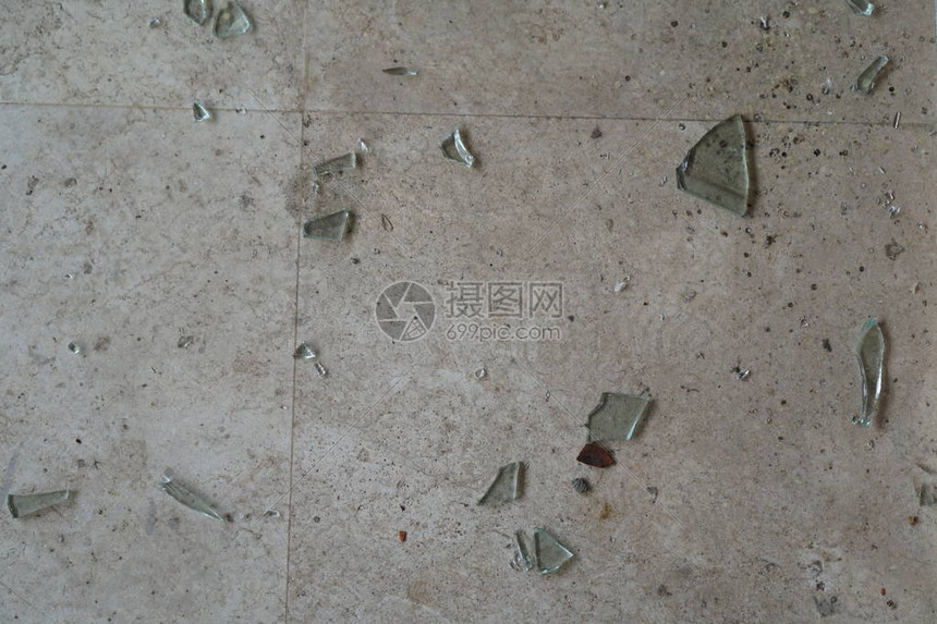 瓷砖地板上的碎玻璃碎片图片