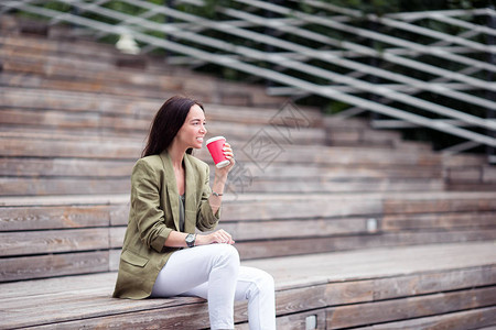白种女人在户外电影院放松时喝咖啡图片