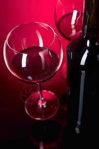 一杯红酒和一瓶红酒图片
