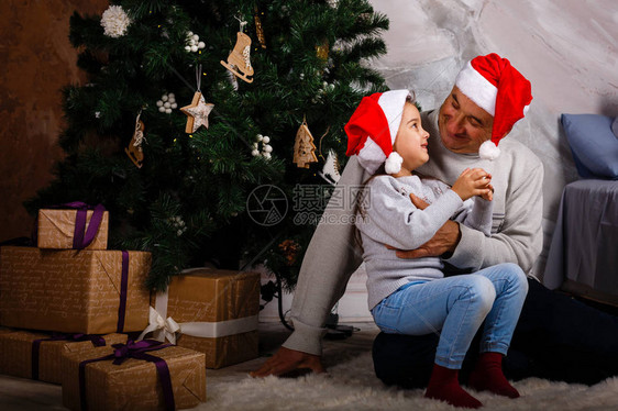 小女孩在家和祖父坐在圣诞图片