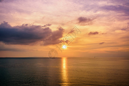 泰国苏拉特萨尼KohSamui岛海岸日落时橙色天空太阳和海的图片