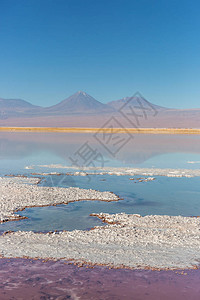 在智利阿塔卡马沙漠的盐湖salar图片