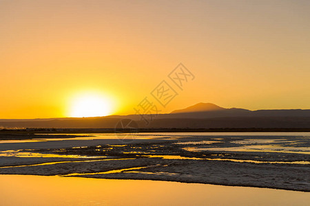 阿塔卡马沙漠的日落令人惊叹月光下有盐图片