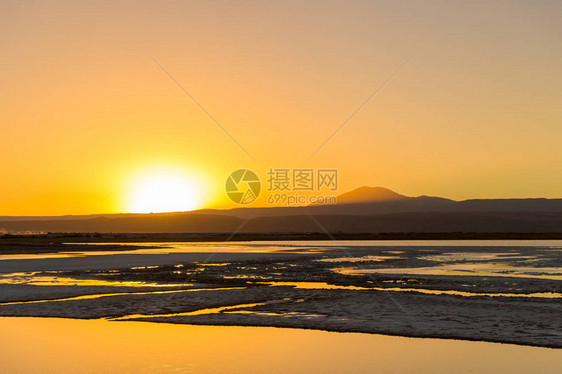 阿塔卡马沙漠的日落令人惊叹月光下有盐图片