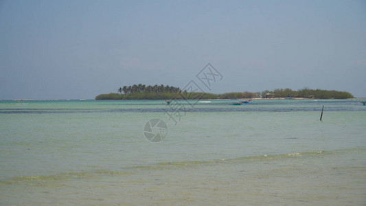 阿勇河漂流有白色沙滩的热带岛屿背景
