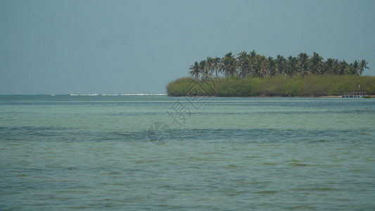 阿勇河漂流有白色沙滩的热带岛屿背景