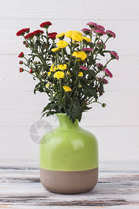 绿色花瓶中的花朵白图片
