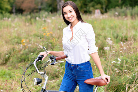 漂亮的女孩骑自行图片