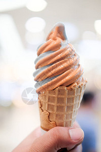 泰式奶茶蝴蝶豌豆软冰淇淋华夫蛋筒图片
