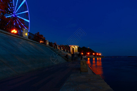 在哈巴罗夫斯克的阿穆尔河岸对着夜空飞轮图片