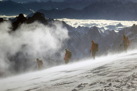 在白雪皑的高山峰顶图片