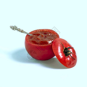 番茄作为番茄酱的船极简风格创意组合创意想象力和幻想图片