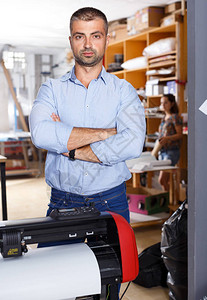 一家广告制作小卖店印刷厂男雇员肖像图片