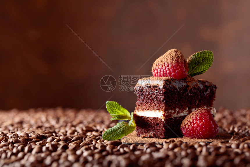 把巧克力蛋糕和草莓和薄荷放在棕色露地图片