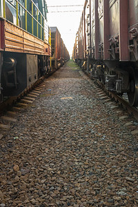 物流运输车两列货运列车之间背景