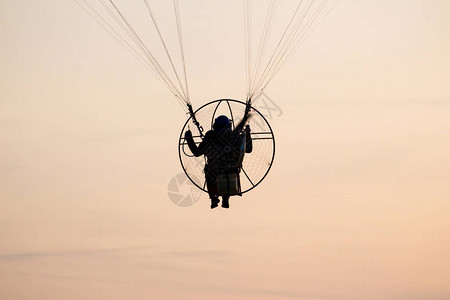 一个人在天空中乘坐滑翔伞飞行图片