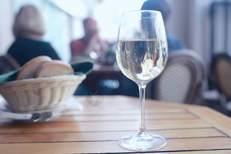 餐厅桌子上的一杯白葡萄酒图片