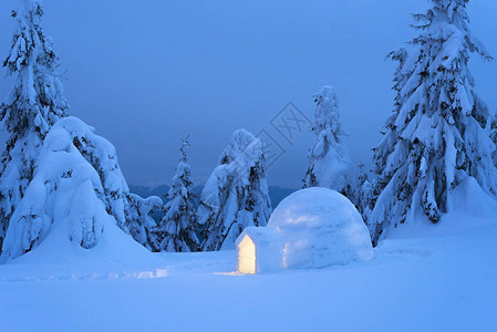 雪地爱斯基摩人在山林中过夜的冰屋冬天在大自然中的极端冒险夜间景观图片