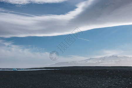 冰岛Jokulsarlon海岸上的黑火山沙蓝图片