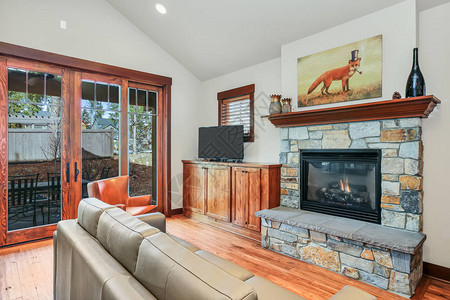 室内舒适的起居室内装有石壁炉木地板和玻璃图片