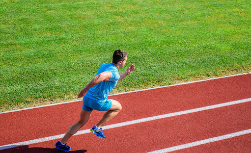 运动员运行轨道草背景赛跑者在运动许多跑步者喜欢挑战延长耐力图片