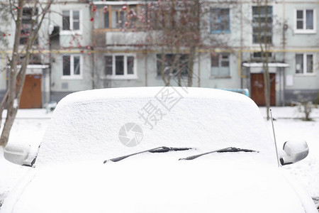 冷极村第一场秋雪中农村公路上的一辆汽车乡间小路上的第一场冬背景